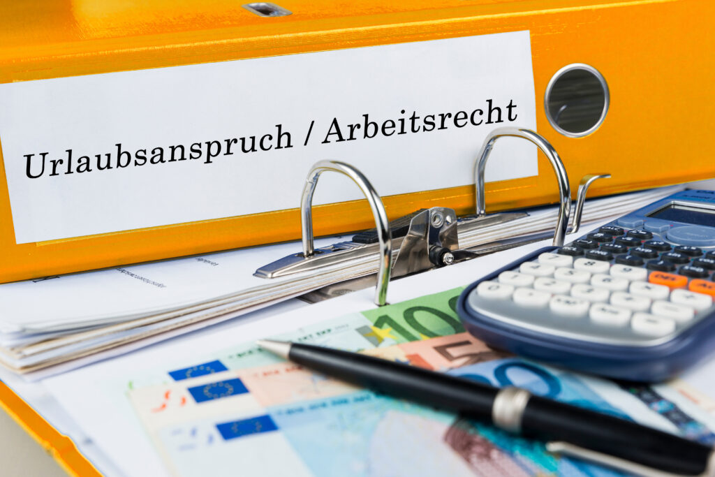 Urlaubsansprüche verfallen nicht bei unwirksamen Ausschlussschlussfristenklauseln und müssen daher vom Arbeitgeber ausgezahlt werden.