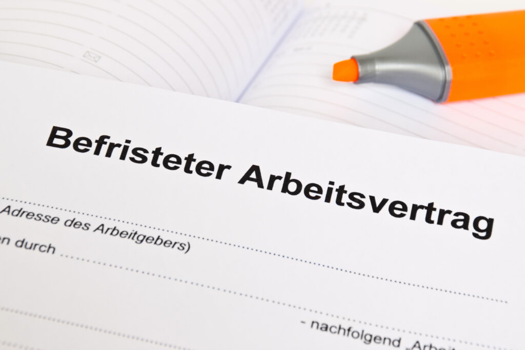 Dürfen zeitgleich zu der befristeten Verlängerung eines Arbeitsvertrages mit einem Rentner auch die Arbeitsbedingungen des Vertrages abgeändert werden? 