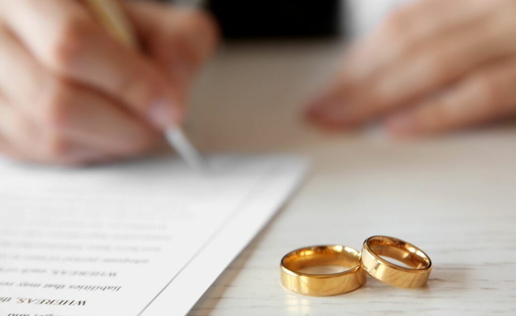 In vielen Fällen kann es sinnvoll sein, die Rechtsfolgen einer Ehe im Vorfeld durch einen Ehevertrag festzulegen.