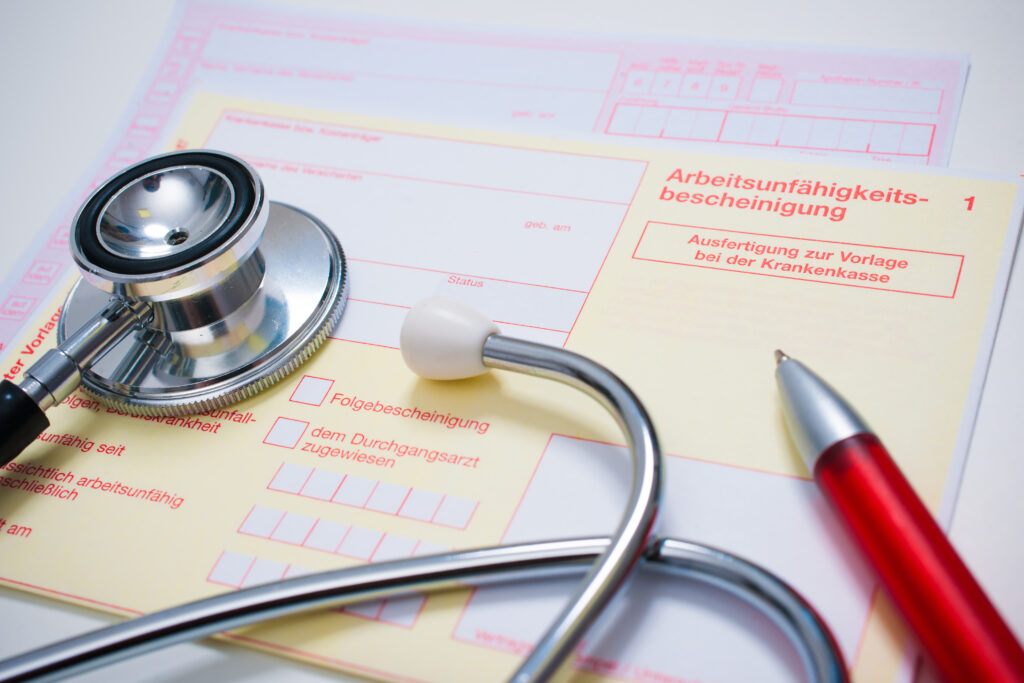 Arbeitnehmer dürfen sich bei einer bestehenden Arbeitsunfähigkeit nicht genesungswidrig verhalten. Sie müssen also alles tun, um den Heilungsverlauf nicht zu gefährden oder zu verlangsamen.