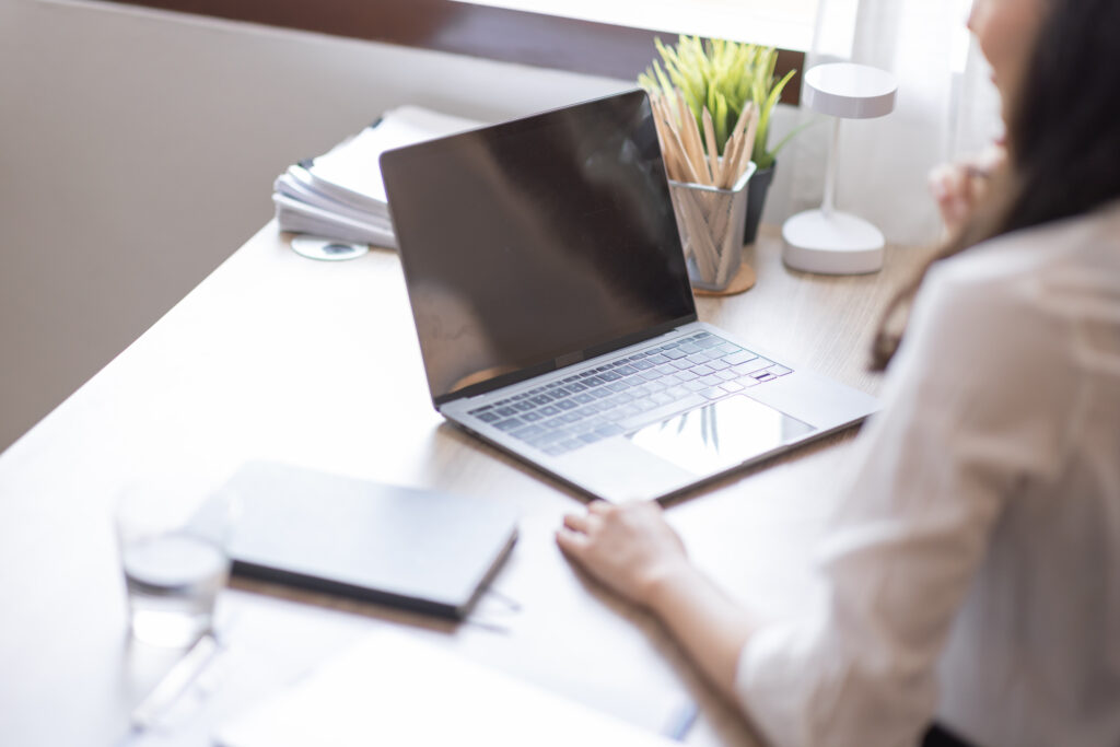 Homeoffice: Das LAG Mecklenburg-Vorpommern hatte zu entscheiden, ob die Arbeitnehmerin zur Lohnrückzahlung verpflichtet war, weil die Arbeitsleistung vom Arbeitgeber nicht nachvollzogen werden konnte.