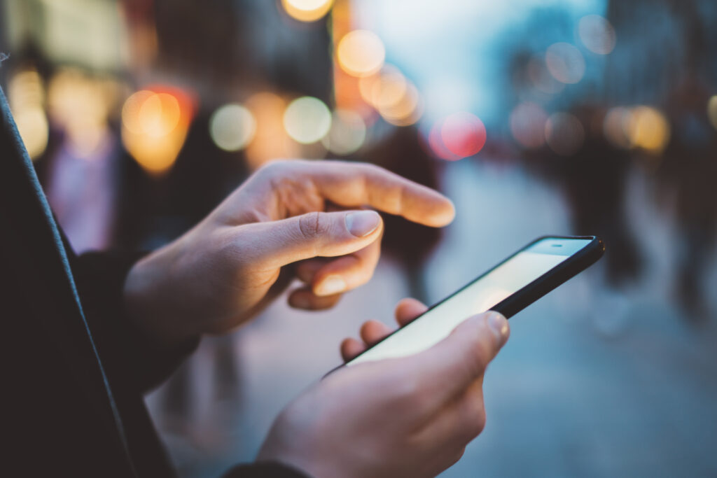 Arbeitnehmer genießen keinen Schutz, wenn sie sich in privaten Chatgruppen beleidigend und menschenverachtend über Betriebsangehörige äußern.