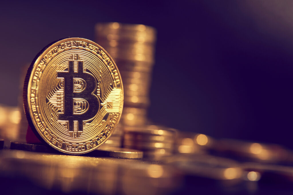 Kryptowährungen: Der Referentenentwurf des Kryptowerte-Steuertransparenzgesetzes (KStTG) hat das Ziel, die EU-Richtlinie DAC8 umzusetzen, um die Steuertransparenz für digitale Finanzprodukte, insbesondere Kryptowerte, zu verbessern.