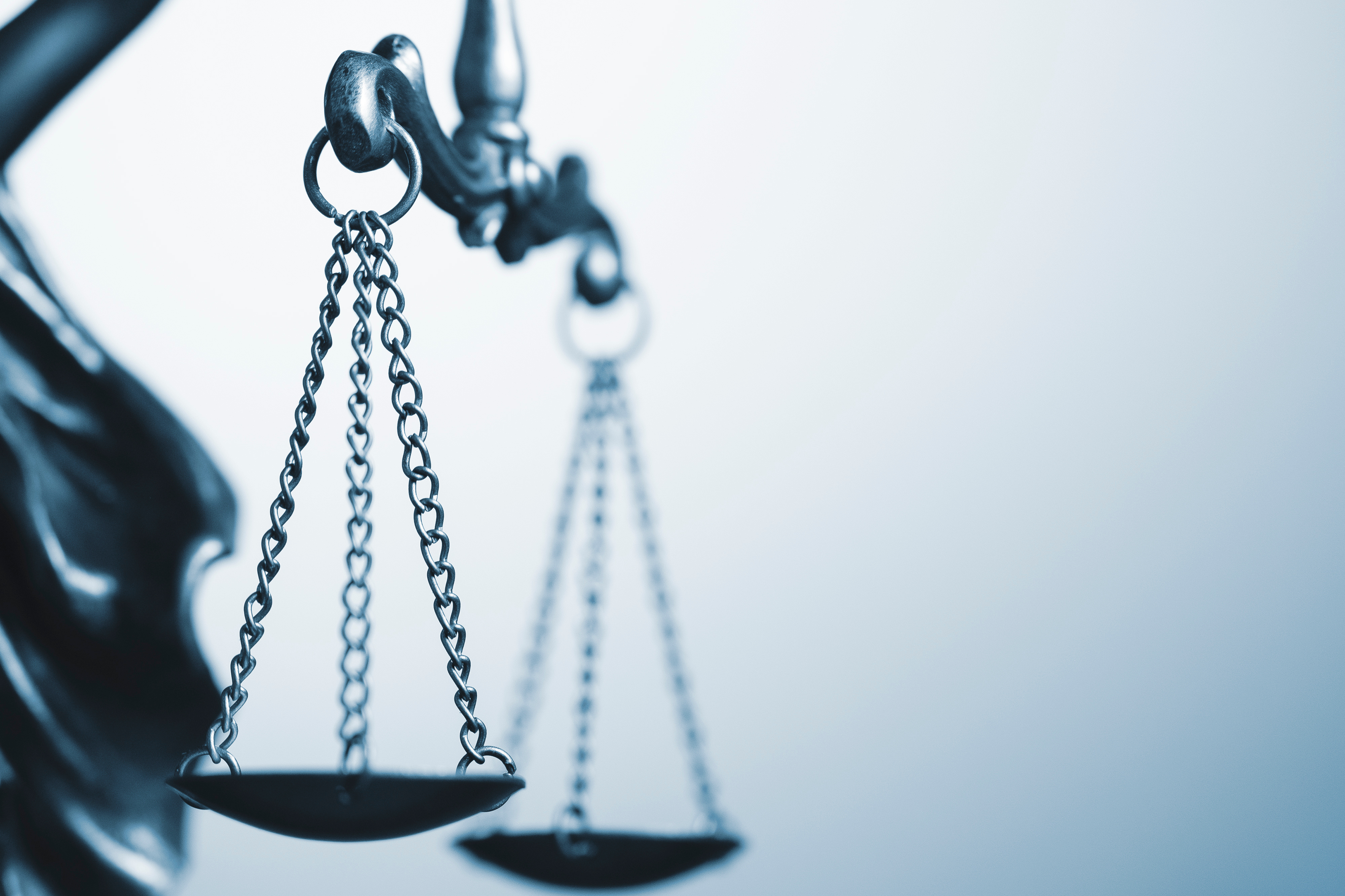 AGG - Altersdiskriminierung: Das LAG Hamm hatte zu entscheiden, inwieweit ein schwerbehinderter Bewerber, der die Regelaltersgrenze überschritten hat, eingeladen und im Bewerbungsverfahren berücksichtigt werden muss