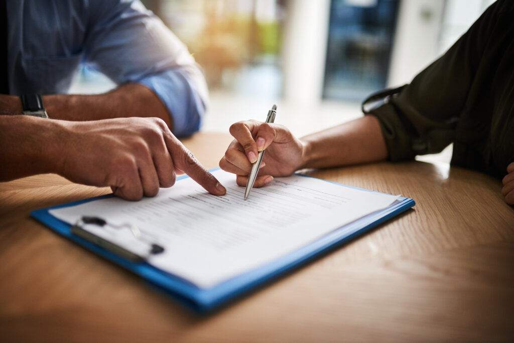Die Vereinbarung von Ausschlussfristen ist in Arbeitsverträgen sehr beliebt. Das LAG Hamburg hatte sich nun mit der sehr wichtigen Frage zu befassen, ob die Nichtberücksichtigung von Ansprüchen nach der DSGVO in einer Ausschlussklausel zur Unwirksamkeit der Ausschlussfrist führen kann.