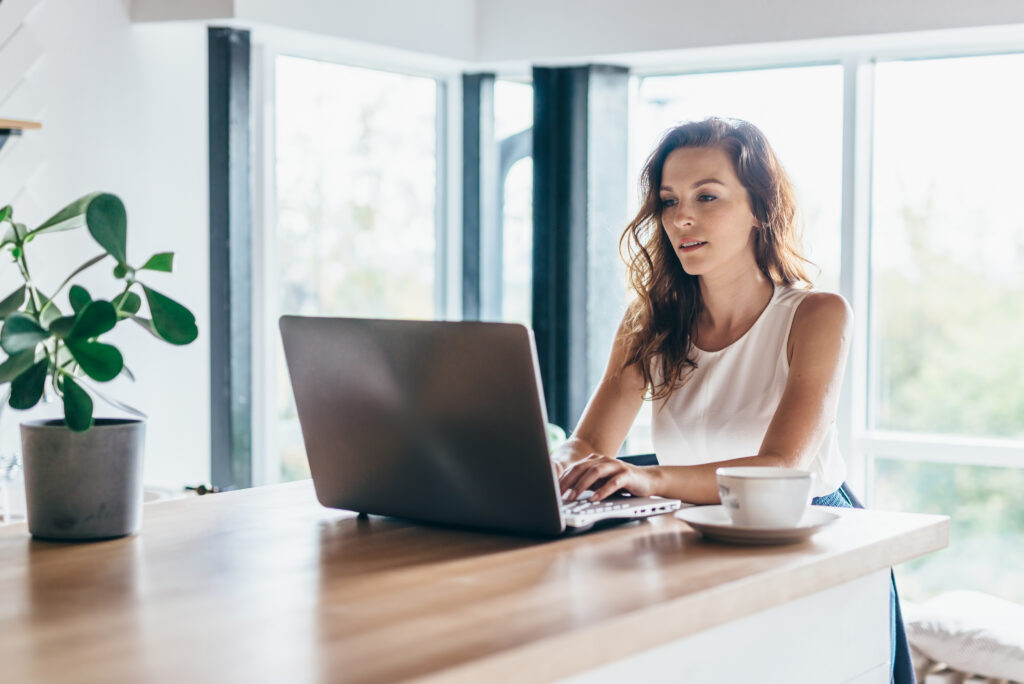 Wann darf ein Arbeitgeber Homeoffice widerrufen? Das LAG Köln entschied, dass pauschale Begründungen nicht ausreichen, um eine bestehende Homeoffice-Erlaubnis einseitig zu beenden. Lesen Sie hier, was Arbeitgeber beachten müssen.