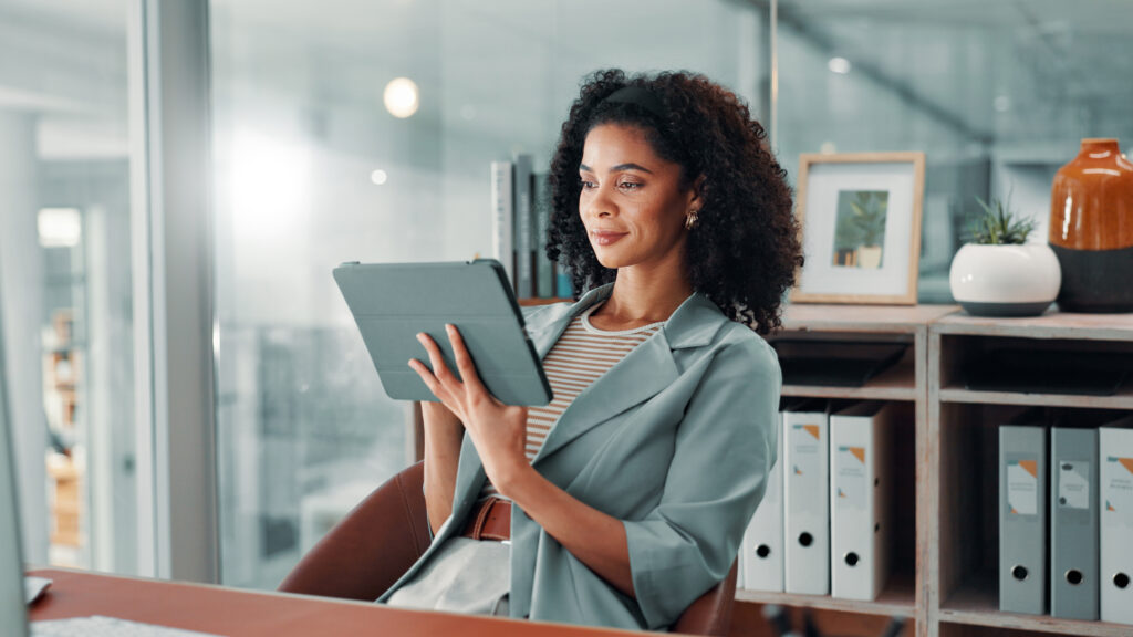 Das BAG bestätigt: Arbeitgeber dürfen Lohnabrechnungen digital im Mitarbeiterpostfach bereitstellen. Ein Anspruch auf Papierform besteht nicht.