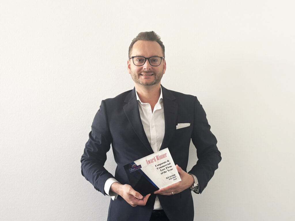 Dr. Karl Brock mit seinem Award in der Kategorie „Corporate & Commercial – Law Firm of the Year in Germany – 2025“ ausgezeichnet (credit: Meyer-Köring)