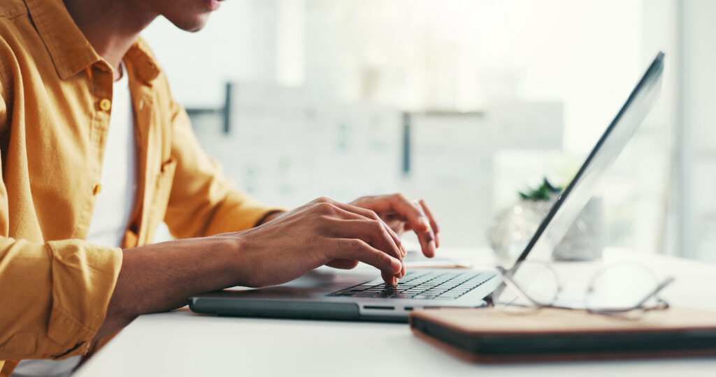 LAG Niedersachsen: Betriebsratsmitglieder haben Anspruch auf personalisierte E-Mail-Adressen – § 40 Abs. 2 BetrVG gilt auch für einzelne Mitglieder.