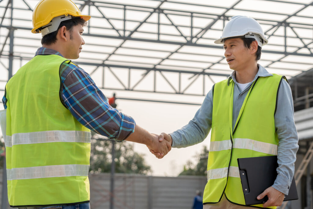 onflikte während des Bauvorhabens: Das Kammergericht Berlin bewertet die Folgen unwirksamer Kündigungen und einer stillschweigenden Vertragsaufhebung im Bauvertragsrecht