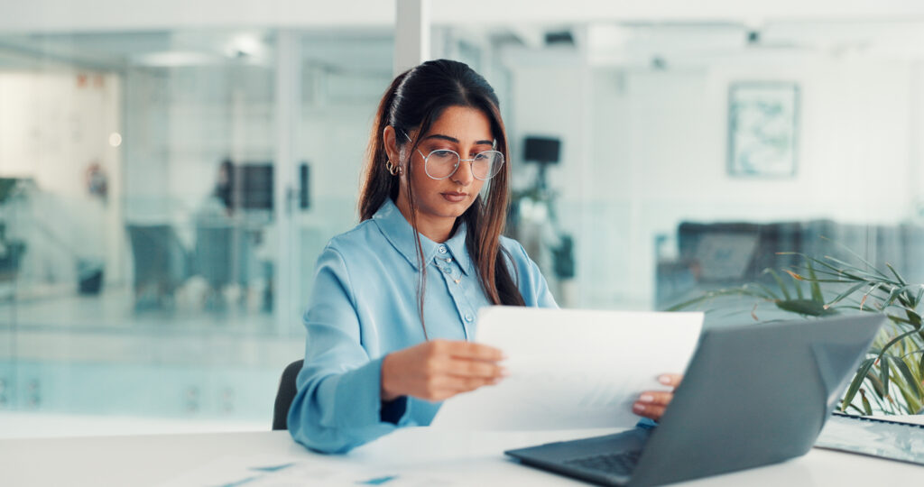 BFH klärt Anlaufhemmung bei Schenkungsteuererklärungen und die steuerpflichtige Werterhöhung von GmbH-Anteilen durch Drittleistungen. Präzise Analyse für Berater.