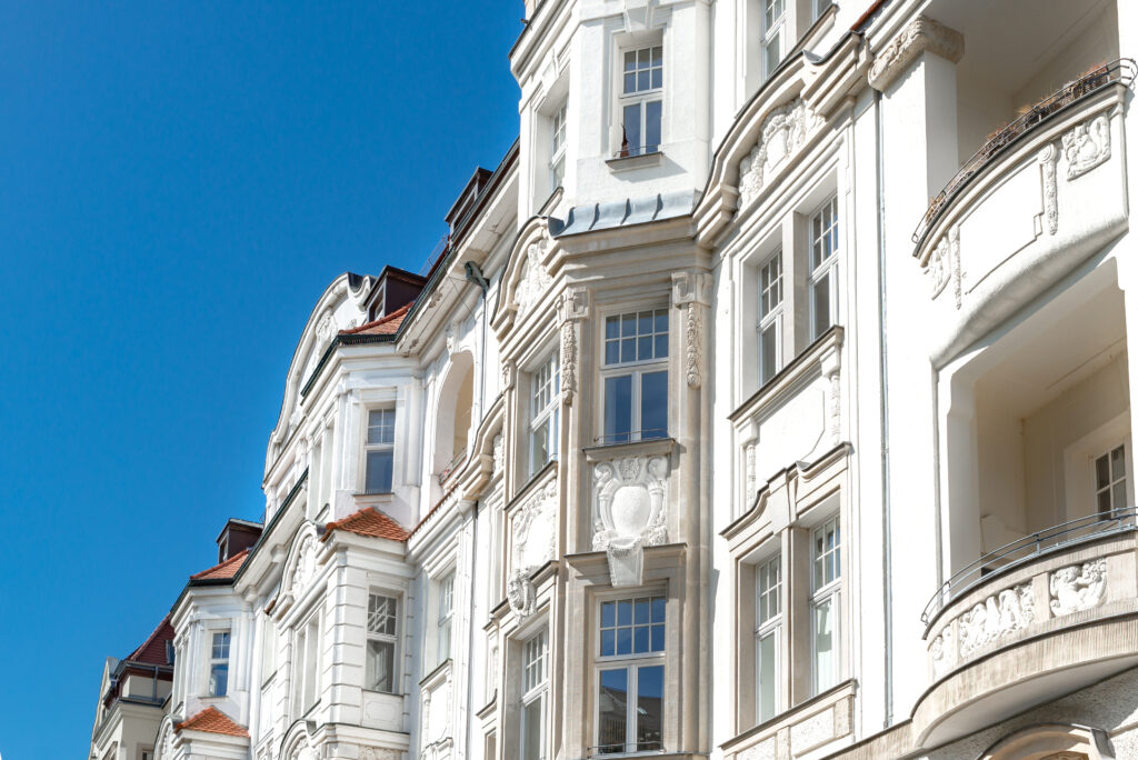 BFH klärt Aufteilung des Kaufpreises bei Denkmalimmobilien: allgemeines Ertragswertverfahren zulässig, AfA nach tatsächlicher Nutzungsdauer (3,3 %). Überblick für Berater.