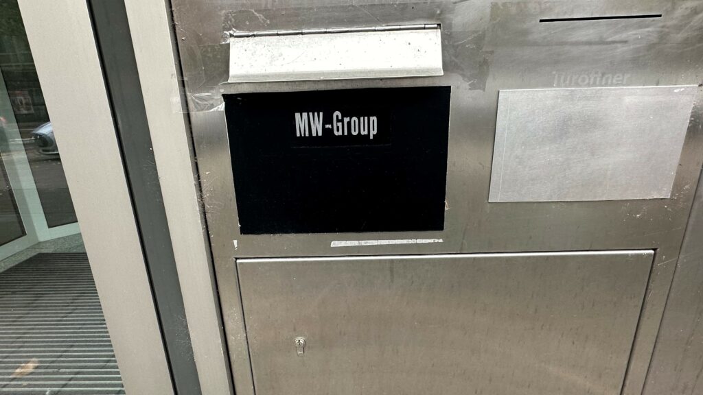 Das Oberlandesgericht Frankfurt am Main hat mit Urteil vom 27.11.2025 (Az. 5 U 18/24) die MW Finance GmbH als Emittentin und die frühere MW Vermögens- und Finanzberatung GmbH verurteilt, einem Anleger 153.000 € Zug um Zug gegen Übertragung der stillen Beteiligung zu zahlen.