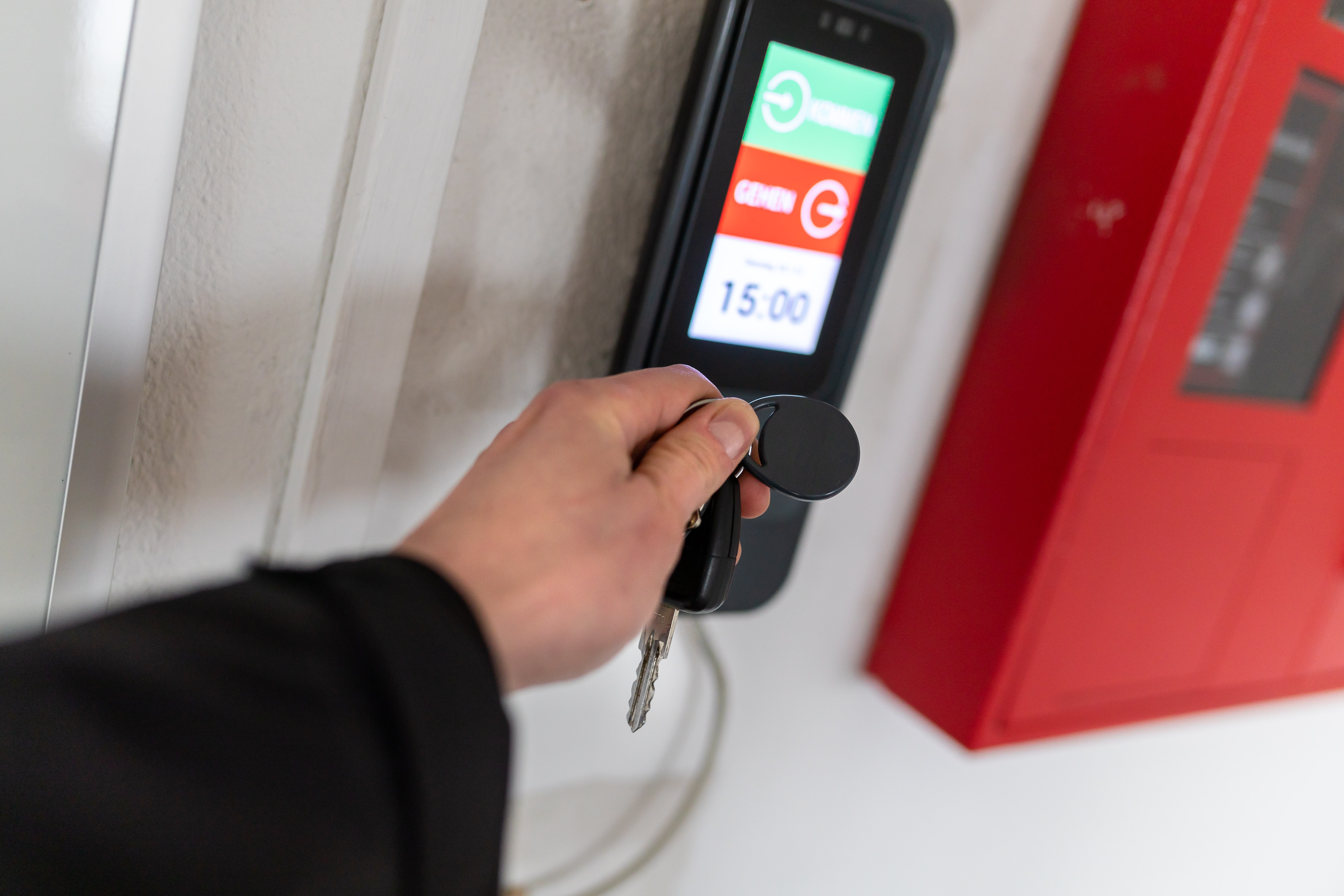 Arbeitszeitbetrug: Das LAG Mecklenburg-Vorpommern (5 SLa 9/25) bestätigt die Kündigung bei falschen Zeitangaben. Warum hier oft keine Abmahnung nötig ist.