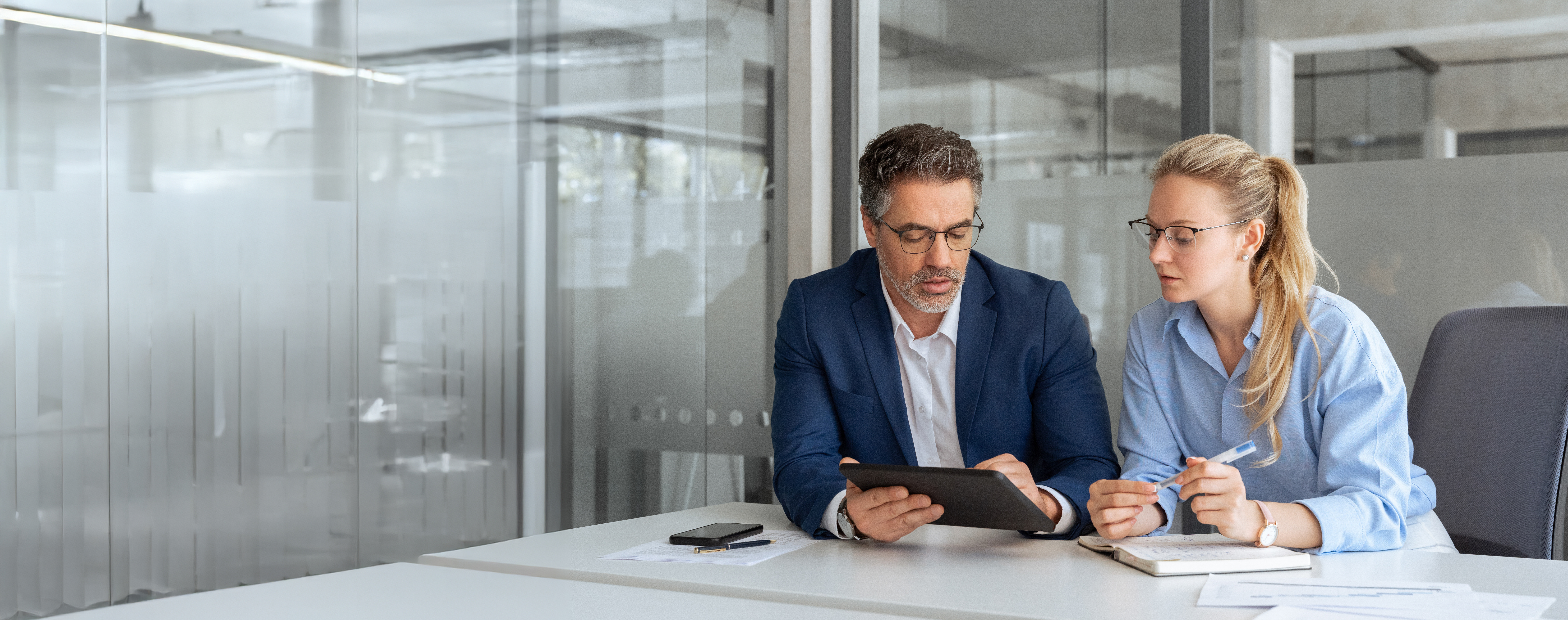 Kopplungsklausel beim Geschäftsführer: Das OLG Hamm (I-8 U 93/24) bestätigt, dass eine Abberufung auch im befristeten Vertrag die Kündigung auslösen kann.