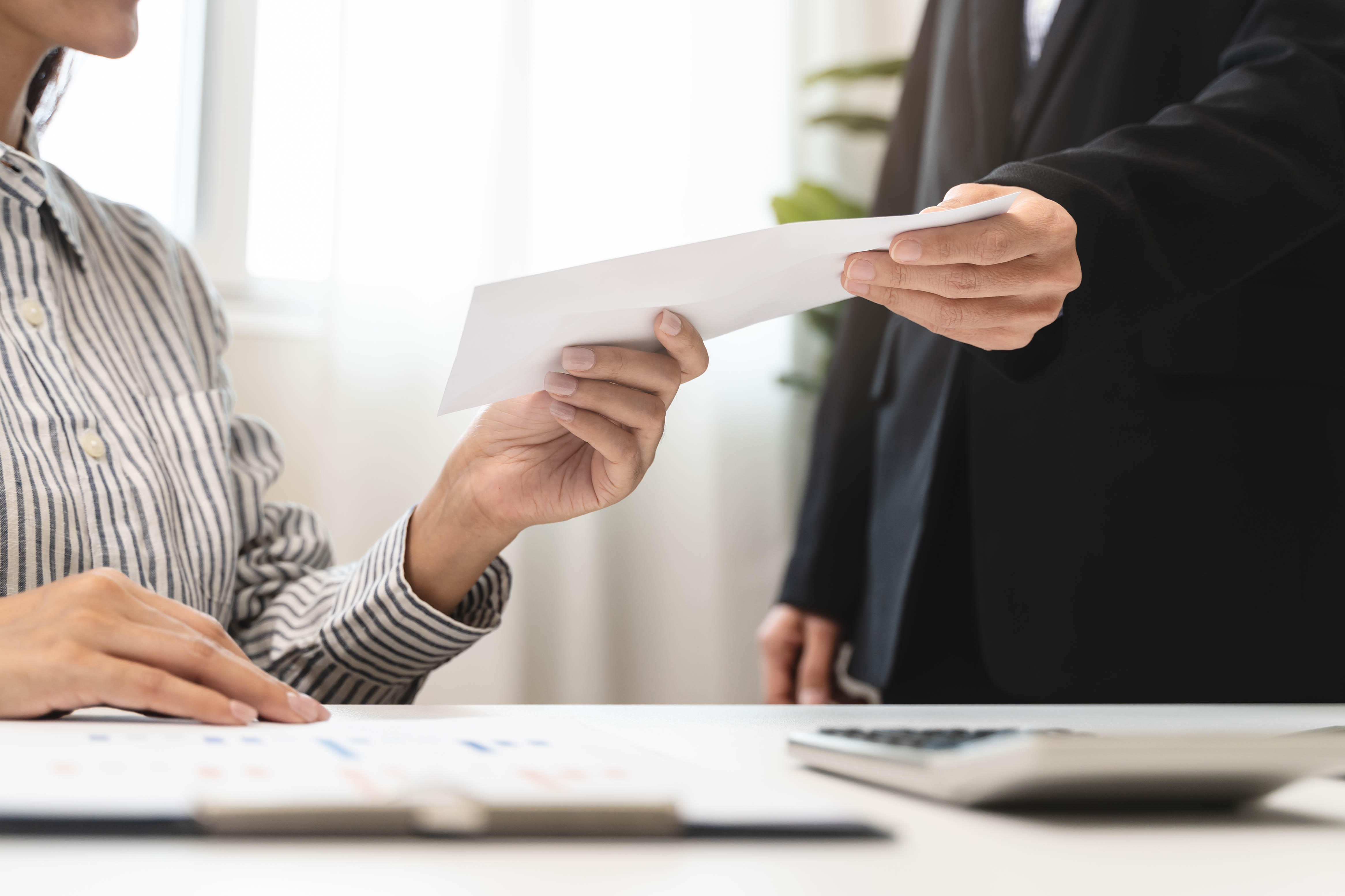 Was sind die wichtigsten Grundsätze zur Abmahnung, die jeder Arbeitnehmer und jeder Arbeitgeber kennen sollte? Erfahren Sie hier, die relevantesten zehn Punkte...