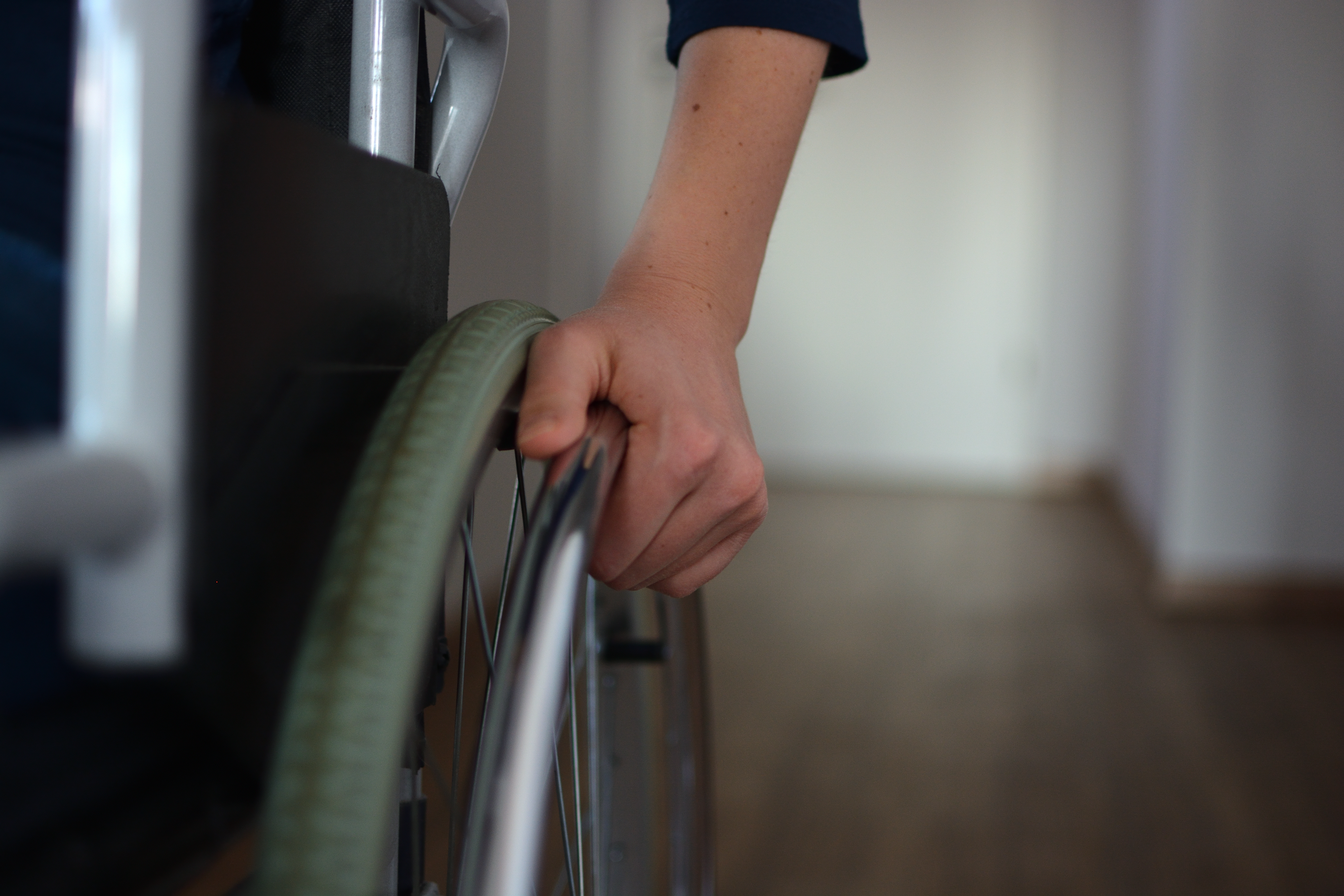 Das Landesarbeitsgericht Baden-Württemberg hat nun in einem aktuellen Urteil klargestellt, dass die Zwei-Wochen-Frist des § 626 Abs. 2 BGB auch dann einzuhalten ist, wenn der Arbeitnehmer zwar die Anerkennung als schwerbehinderter Mensch beantragt hat, diesem Antrag aber später nicht stattgegeben wird.