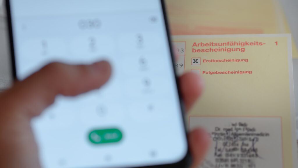 Das LAG Schleswig-Holstein hatte zu entscheiden, ob der Arztwechsel nach einer ersten AU und die Arbeitsfähigkeit zum Beginn des neuen Arbeitsverhältnisses für die Erschütterung einer Arbeitsunfähigkeitsbescheinigung ausreichen...