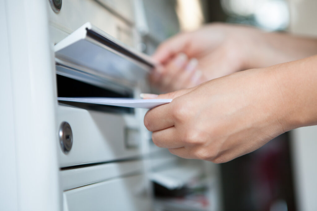 Das Bundesarbeitsgericht hat nun entschieden, dass ein Einwurf-Einschreiben für den Nachweis des Zugangs nicht ausreicht, wenn der Postangestellte das so genannte Scan-Verfahren nutzt.